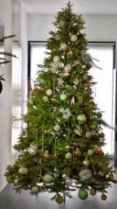 Versierde Grote kunst kerstboom