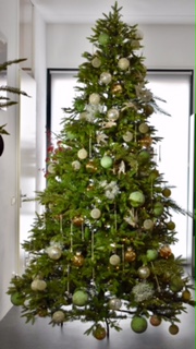 Versierde Grote kunst kerstboom