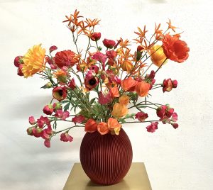 Kunstboeket met oranje/rode kunstbloemen