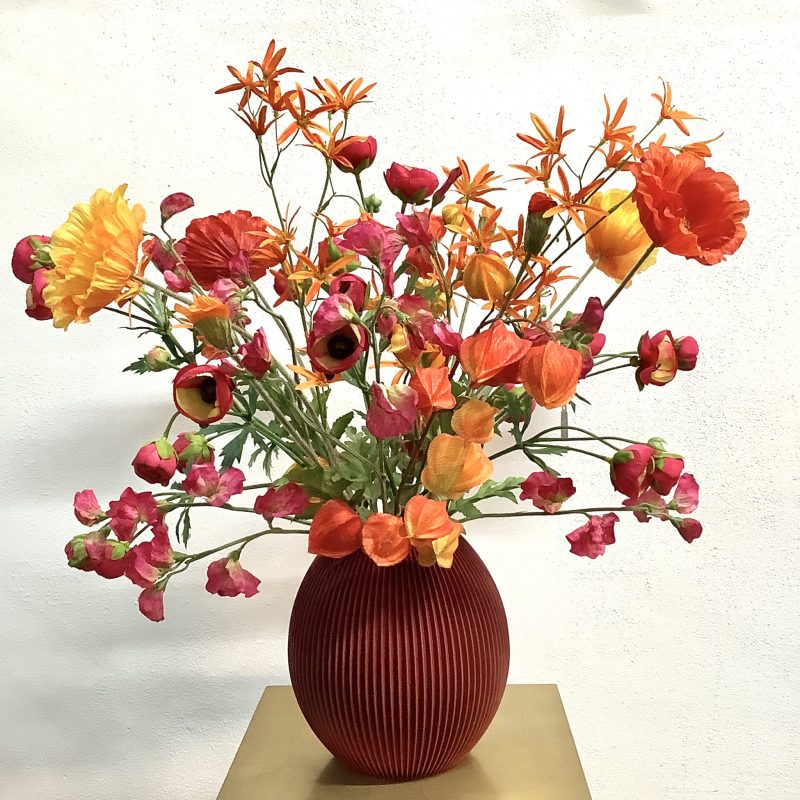 Kunstboeket met oranje/rode kunstbloemen