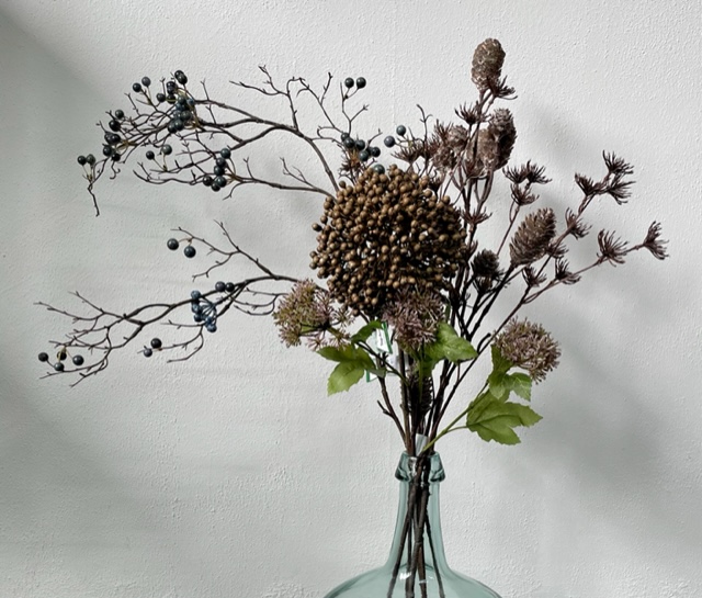 Siertakken boeket met blauwe bessen