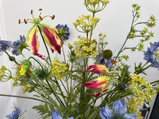 Uitbundig blauw kunstboeket