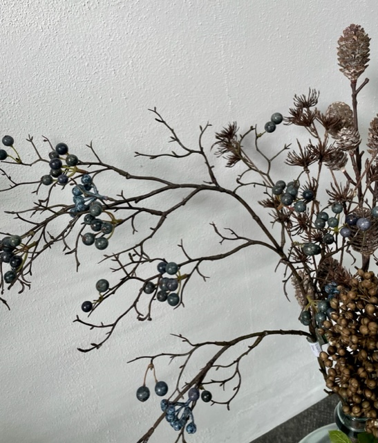 Siertakken boeket met blauwe bessen