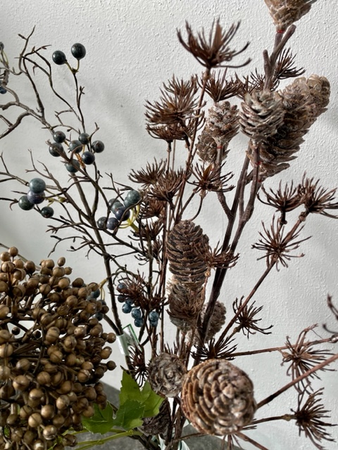 Siertakken boeket met blauwe bessen