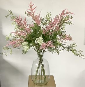 Kunstboeket met roze pluimspirea