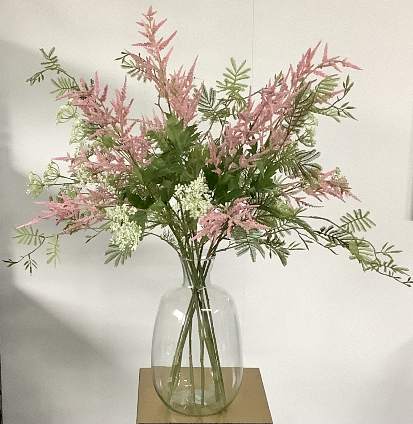 Kunstboeket met roze pluimspirea