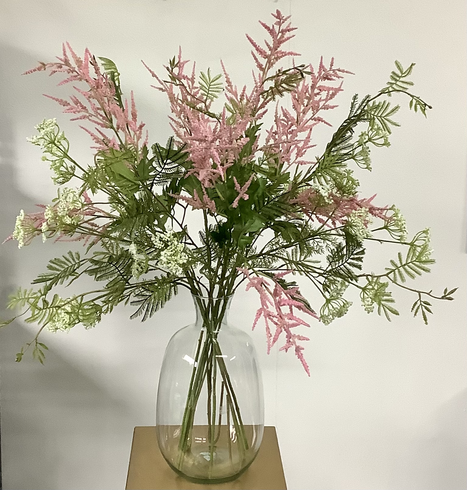 Kunstboeket met roze pluimspirea