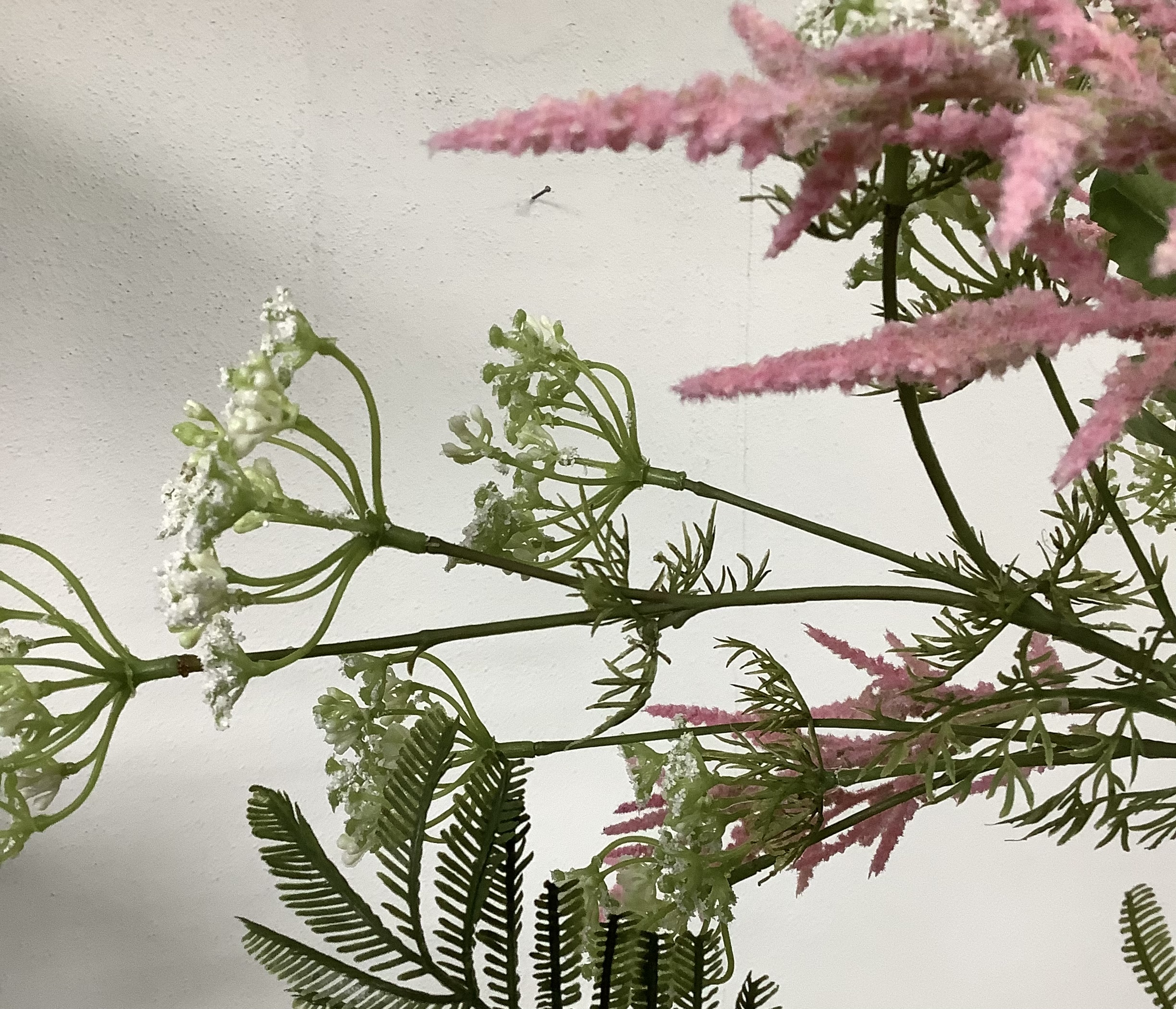 Kunstboeket met roze pluimspirea