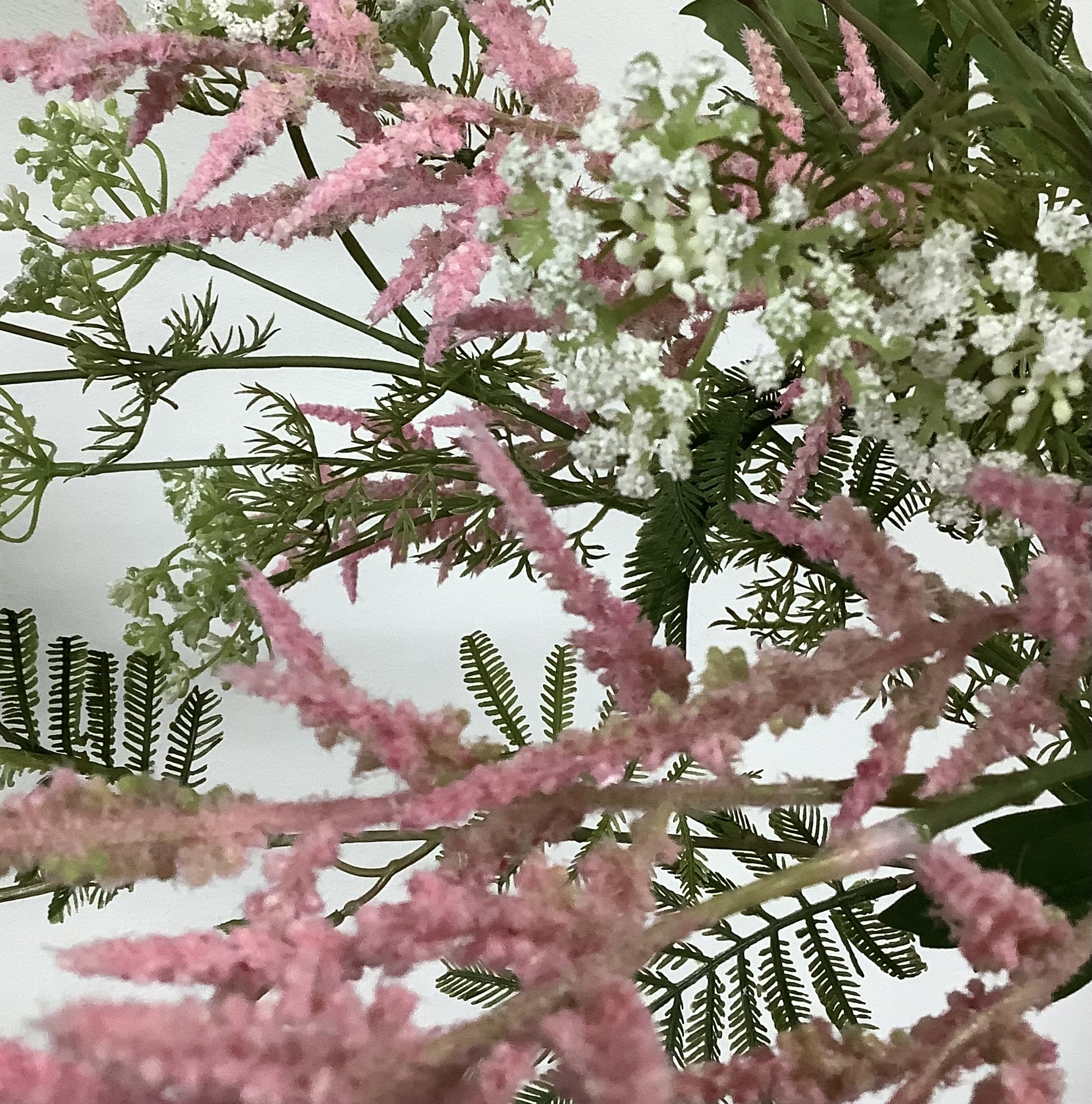 Kunstboeket met roze pluimspirea