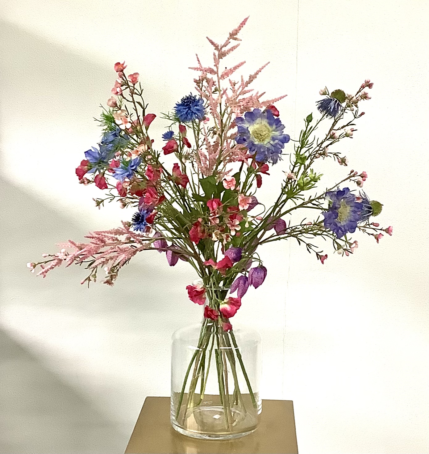 Veldboeket met roze/blauwe kunstbloemen