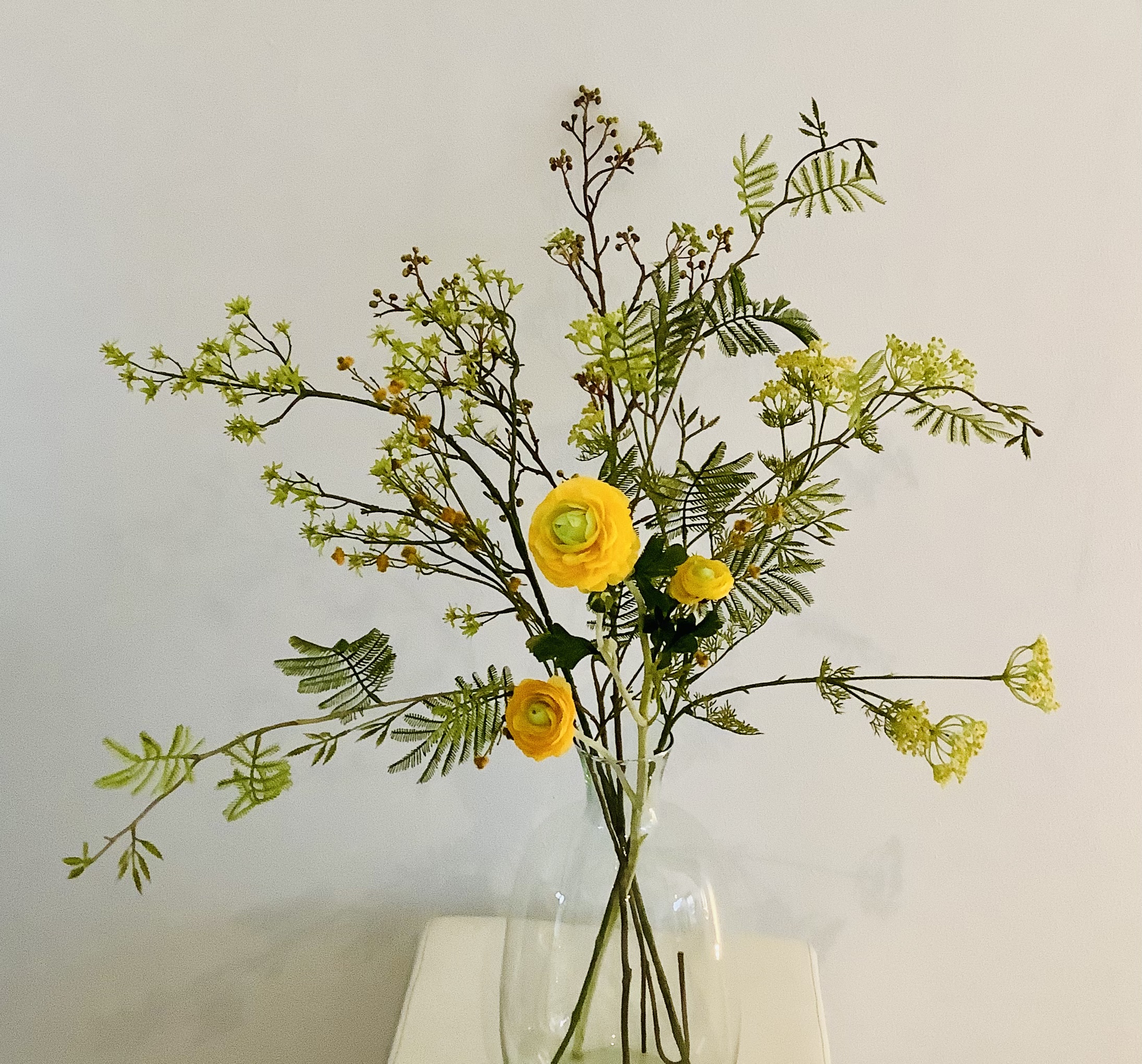 Geel kunstbloemen boeket met takken