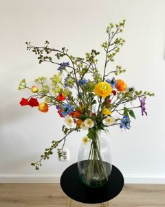 Kleurig luchtig kunstbloemen boeket 