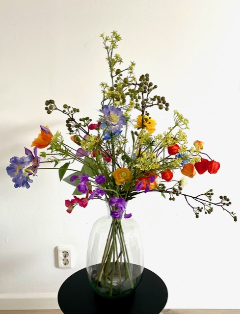 Kleurig luchtig kunstbloemen boeket