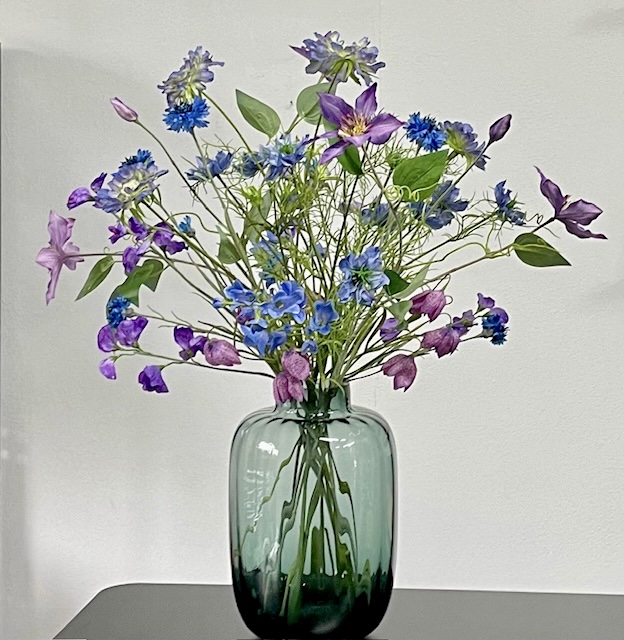 Blauw/paars kunstbloemen boeket