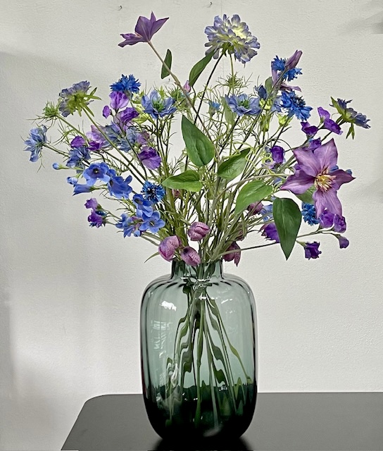 Blauw/paars kunstbloemen boeket