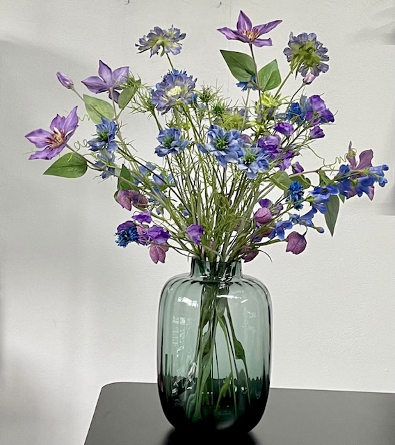 Blauw/paars kunstbloemen boeket