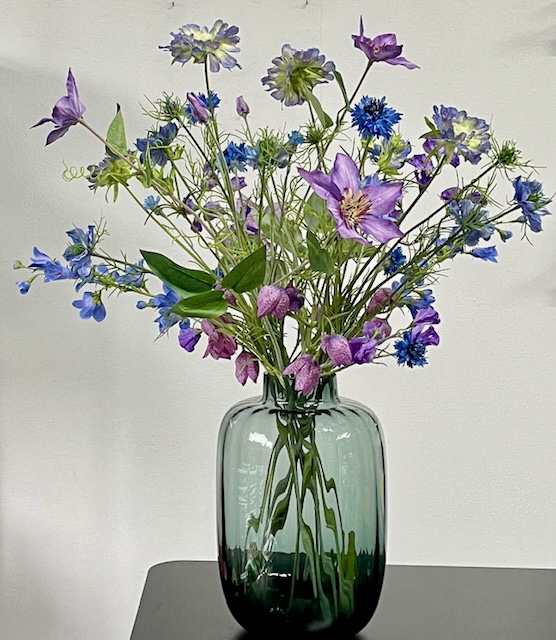 Blauw/paars kunstbloemen boeket