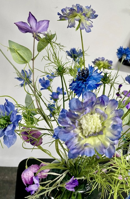 Blauw/paars kunstbloemen boeket