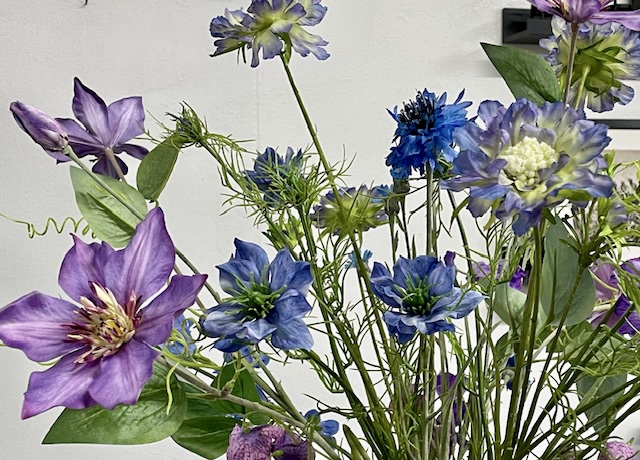 Blauw/paars kunstbloemen boeket