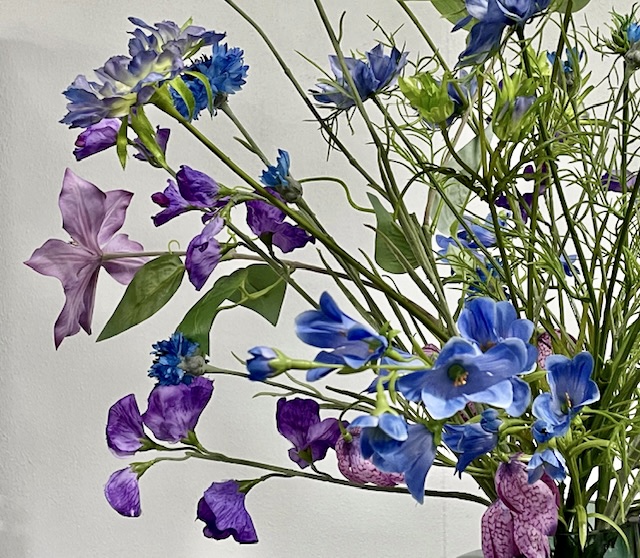 Blauw/paars kunstbloemen boeket