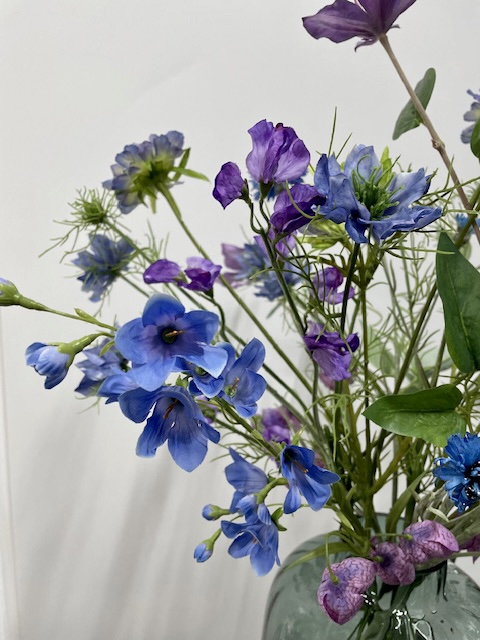 Blauw/paars kunstbloemen boeket