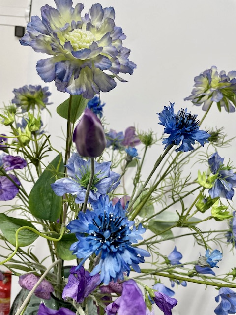 Blauw/paars kunstbloemen boeket