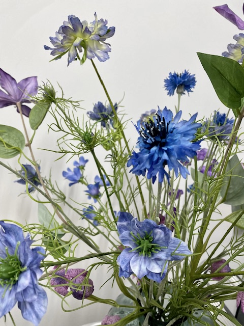 Blauw/paars kunstbloemen boeket