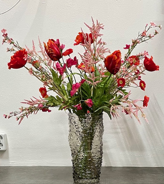 Rood-roze kunstbloemen boeket