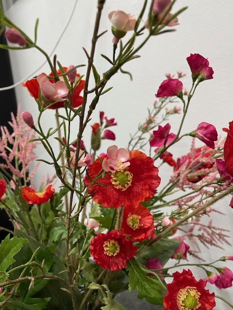 Rood-roze kunstbloemen boeket