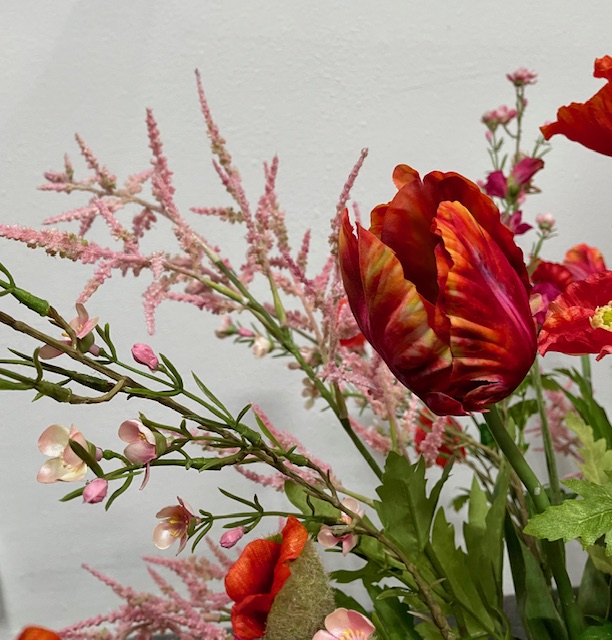 Rood-roze kunstbloemen boeket