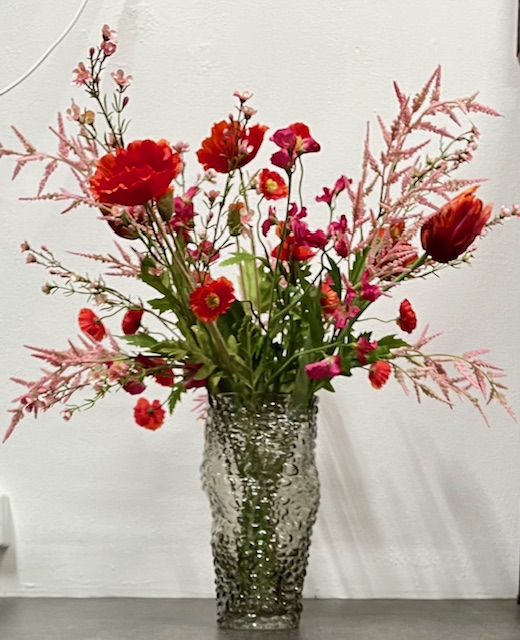 Rood-roze kunstbloemen boeket