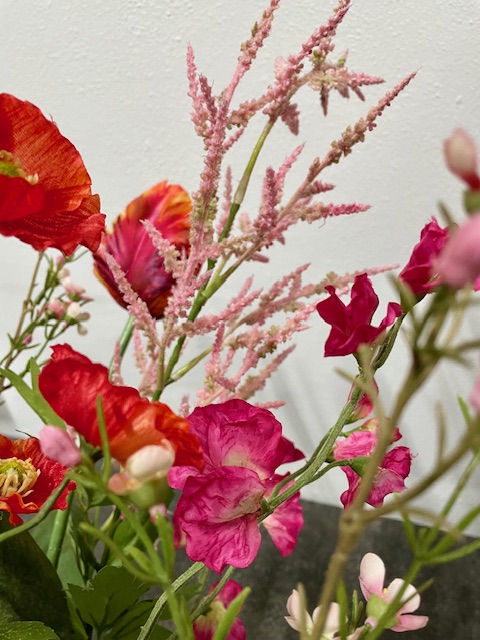 Rood-roze kunstbloemen boeket