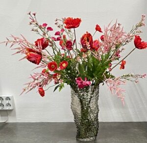 Rood-roze kunstbloemen boeket