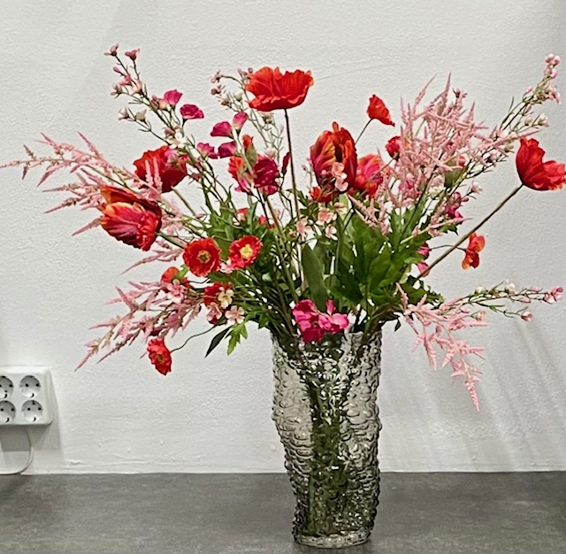 Rood-roze kunstbloemen boeket