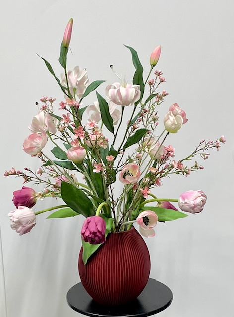Roze kunstboeket met tijgerlelies