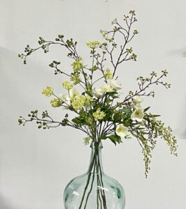 Helleborus met bessentakken boeket