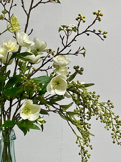 Helleborus met bessentakken boeket