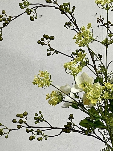 Helleborus met bessentakken boeket