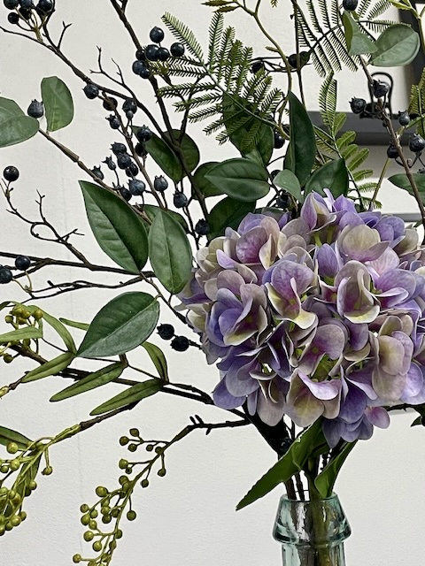 Hortensia met bessentakken boeket