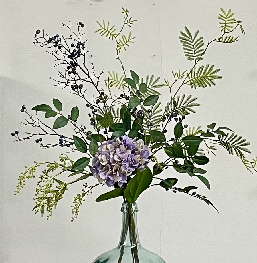 Hortensia met bessentakken boeket